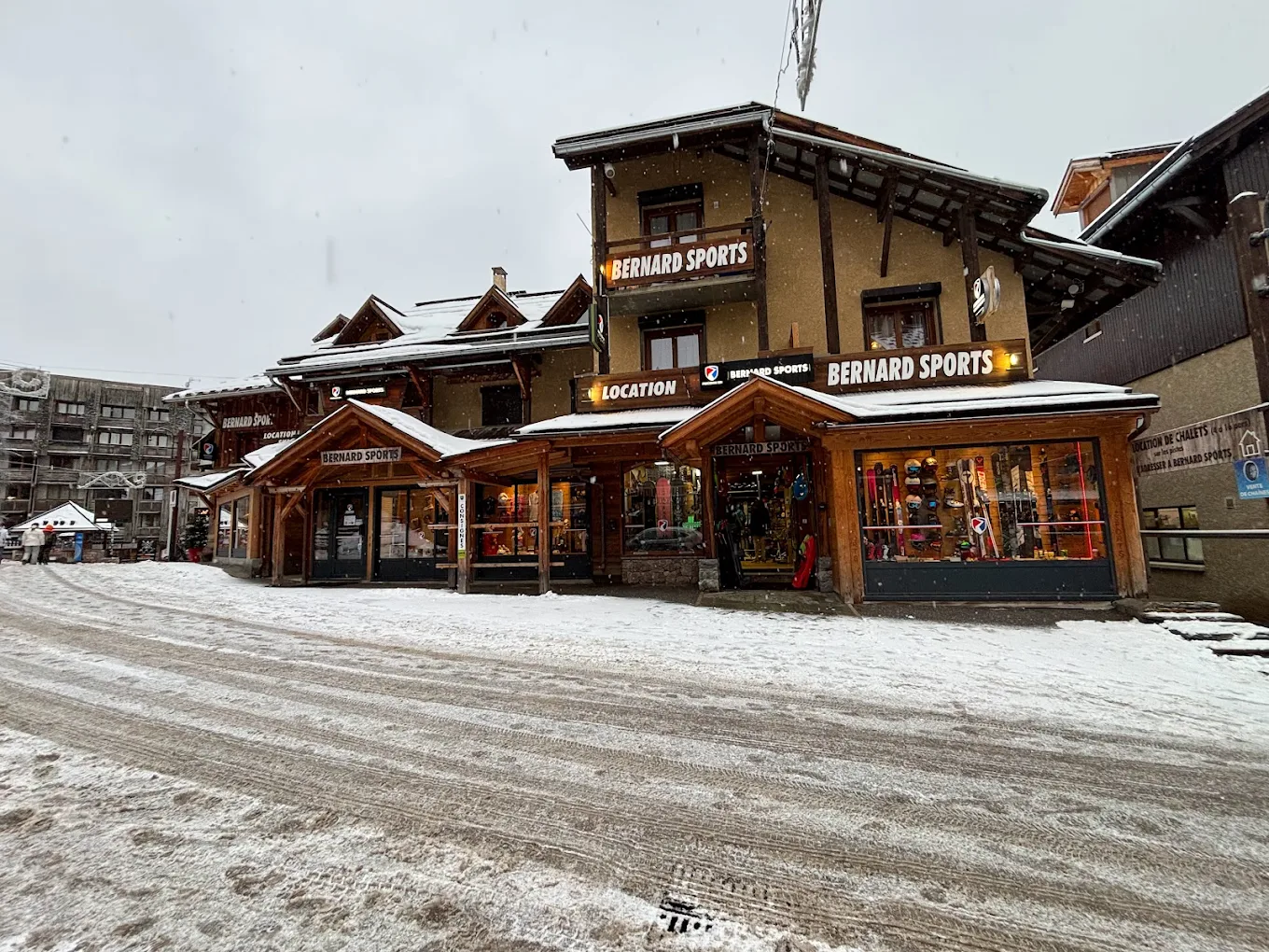 Bernard Sports à Risoul : location de skis, snowboards et équipements