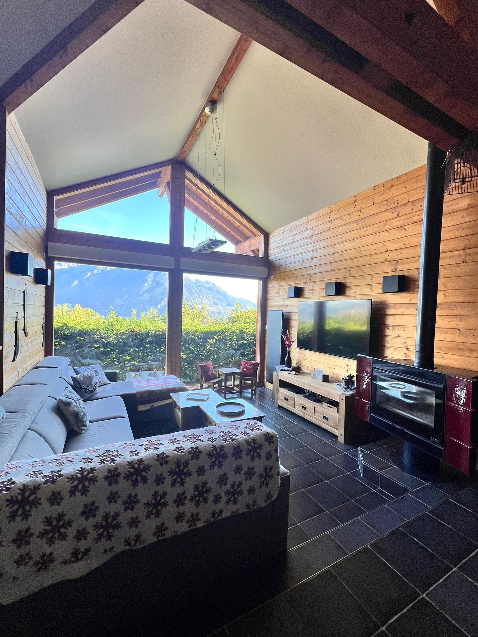 Salon du chalet avec cheminée
