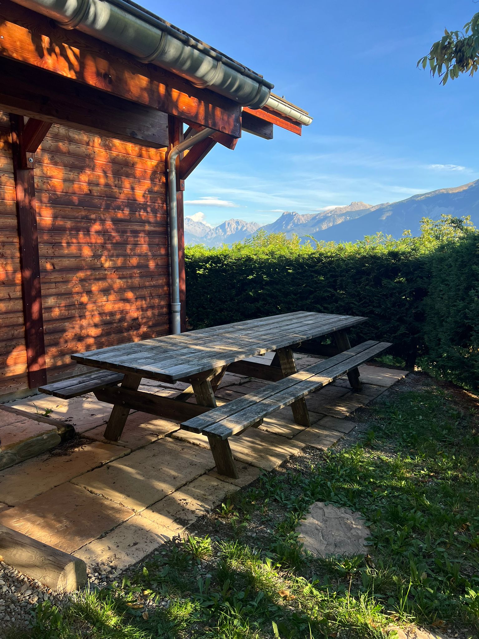 Terrasse extérieure avec table