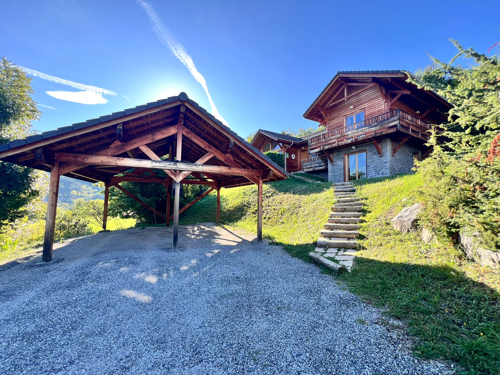 Vue sur le chalet depuis la montagne