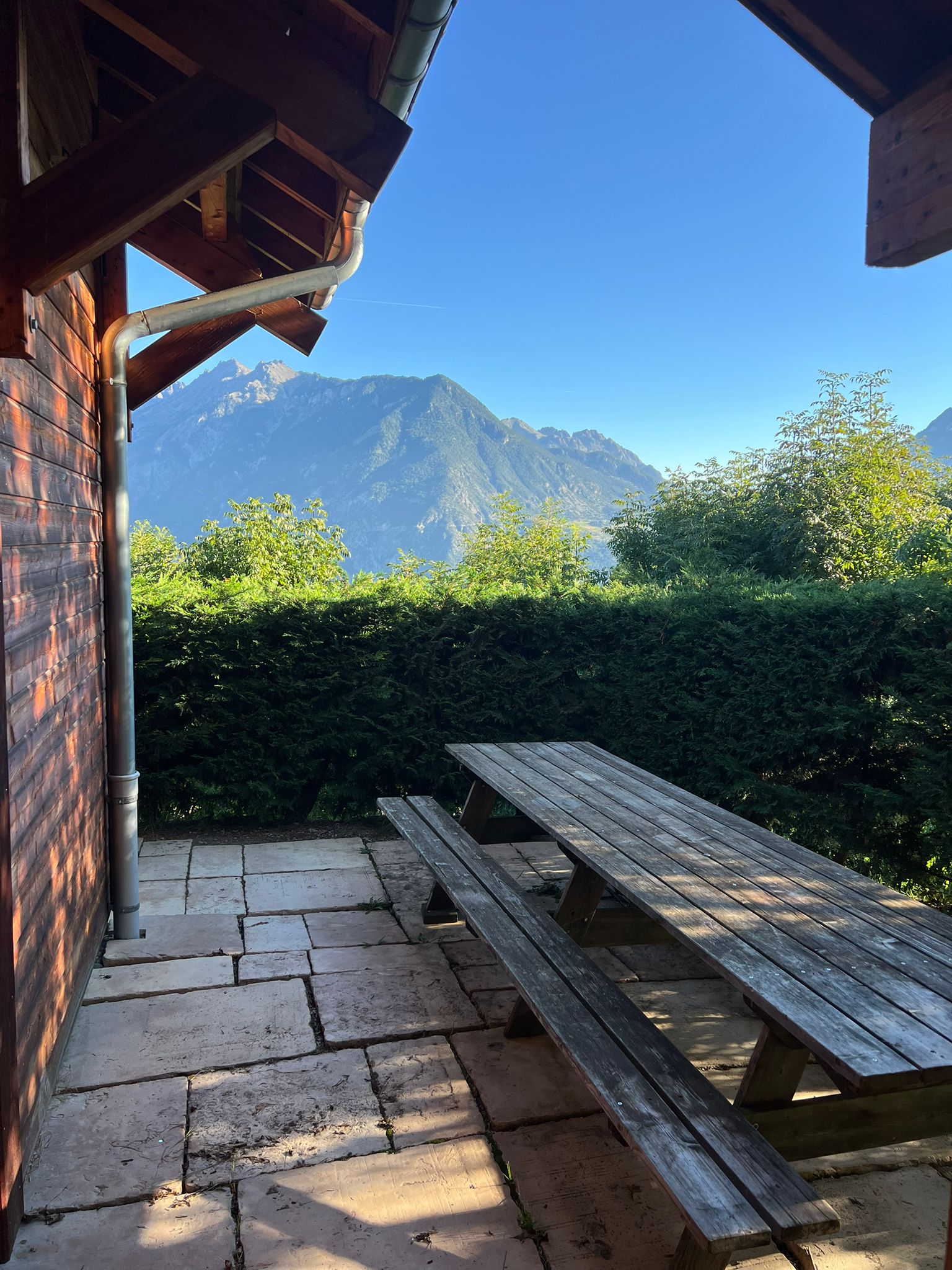 Vue terrasse et table extérieure